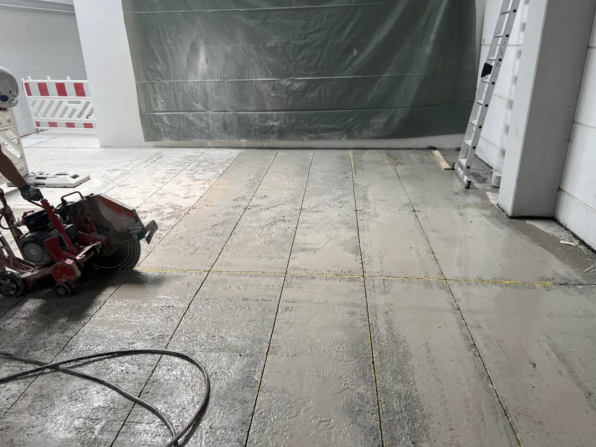 Bodensäge auf einer Betonfläche