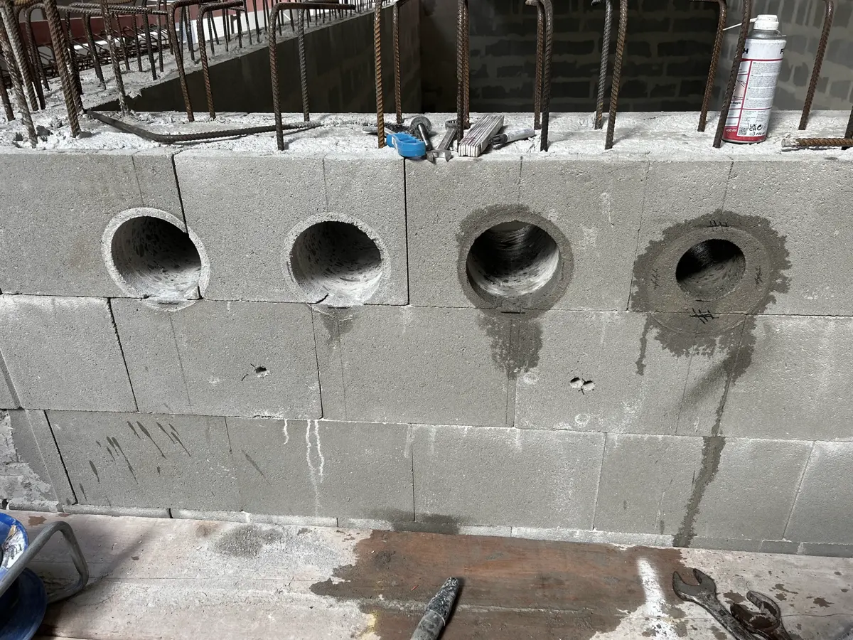Vier Kernbohrungen in einer Betonwand, Rechenzentrum Eschborn