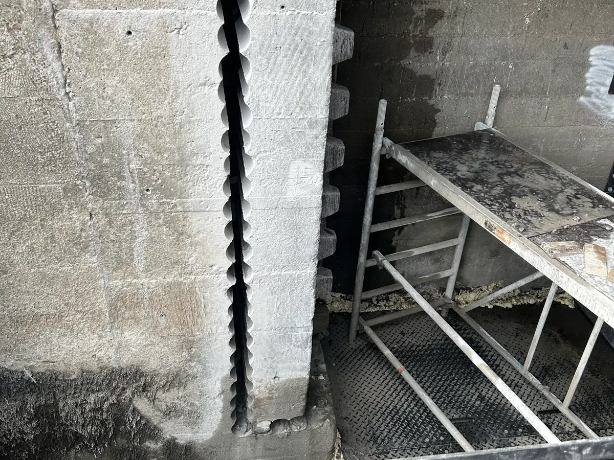 Seilschnitt in einer Betonwand an der Schleuse Heidelberg