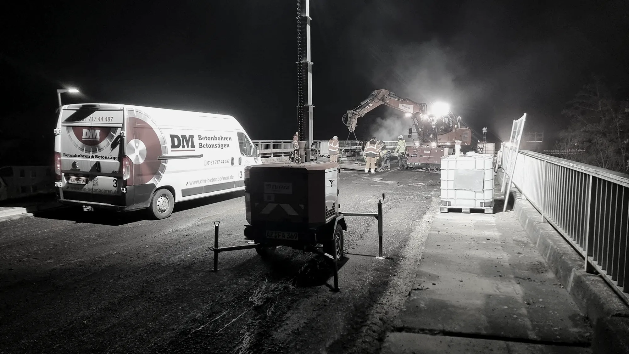 DM-Einsatzfahrzeug bei einem Nachteinsatz