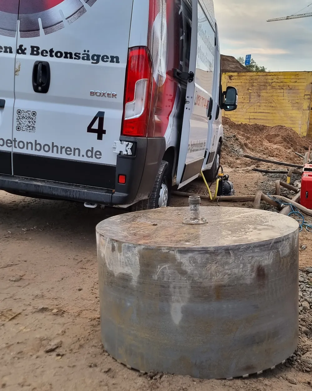 DM-Einsatzfahrzeug und großer Bohrkern